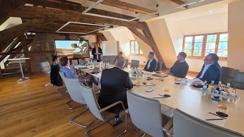 Beim Vor-Ort-Besuch erläuterte Anika Kretschmar der Jury im Glinicke-Campus-Seminarraum, wie sie die Arbeitgebermarke systematisch aufgebaut hat und warum Werte eine zentrale Rolle spielen.  (Bild: Mauritz – VCG)