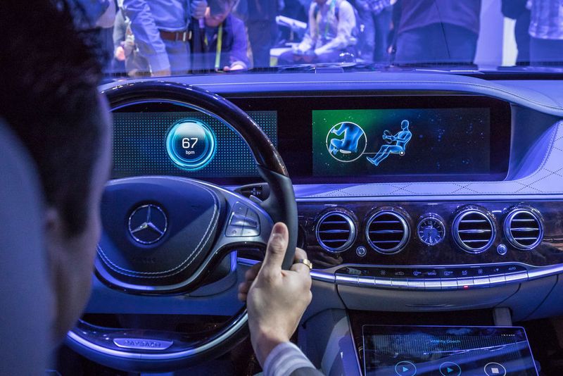 Auch Daimler sorgt sich um das Wohlergehen der Passagiere: Die Konzeptstudie „Fit & Healthy“, dargestellt in einer Maybach-S-Klasse, ... (Daimler)