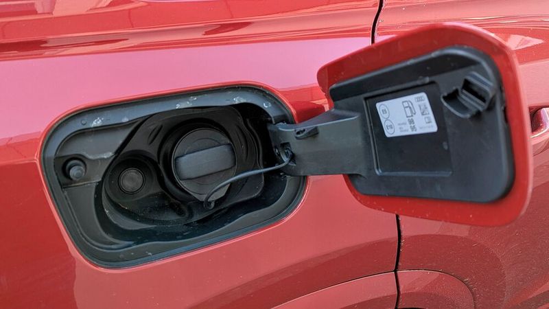 8. Der Verbrauch: ... auf unter zehn Liter senkt. 13 Liter sind bei normaler Autobahnfahrt aber eher realistisch – immer noch akzeptabel für ein 2,4-Tonnen-SUV mit 640 PS. Leider sieht es unter der Tankklappe aus wie bei einem 20 Jahre alten A3. Hallo Audi: Auch hier kann man ein paar schönere Materialien verwenden, zum Beispiel am Drehverschluss – das ist schließlich ein häufig genutzter „Touchpoint“. (Bild: Rosenow – VCG)