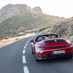 Los geht es da bei 170.600 Euro für das Coupé ohne und 178.800 Euro mit Allrad, 184.700 und 192.900 Euro für das entsprechend Cabrio oder den nur mit Allrad erhältlichen Targa.(Bild:  Porsche)