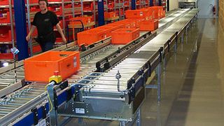 Produktivitätssteigerung mit Pick-by-Voice: Die Mitarbeiter haben beim Kommissionieren im neuen AKF-Kleinteilelager die Hände frei. Bild: Klinkhammer (Archiv: Vogel Business Media)