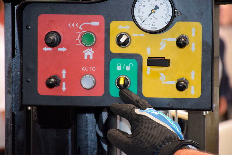 Die Monty 8800 verzichtet auf komplizierte Menüs, alle Werkzeuge steuert der Bediener direkt mit einigen Hebeln und Knöpfen. (Holz/»kfz-betrieb«)