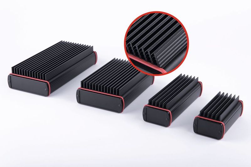 Alubos-Profilgehäuse mit integrierten Kühlrippen – im Bild die beiden Modelle
ABPH 1000 (l.) und ABPH 600 (r.) in unterschiedlichen Längen. (Bopla)