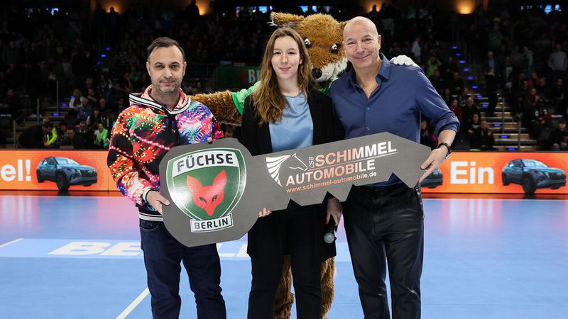 Von links: Bob Hanning, Geschäftsführer Füchse Berlin, Natalie Görlitz, Assistenz der Geschäftsführung CSB Schimmel Automobile, Christopher Jahns, Vorstand Nachhaltigkeit und Entwicklung, Füchse Berlin.  (Bild: Lächler)