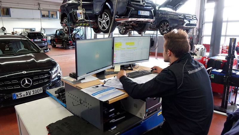 Am Werkstatt-PC sind dank der voll vernetzten Betriebssoftware alle Daten zu Kunden und Aufträgen einsehbar. (Bild: Rosenow/»kfz-betrieb«)