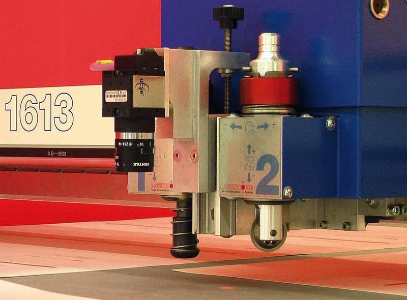 Bild 1: Kamera der Eckelmann-Bildverarbeitungslösung an der Lasercomb-Musterschneideanlage. (Archiv: Vogel Business Media)