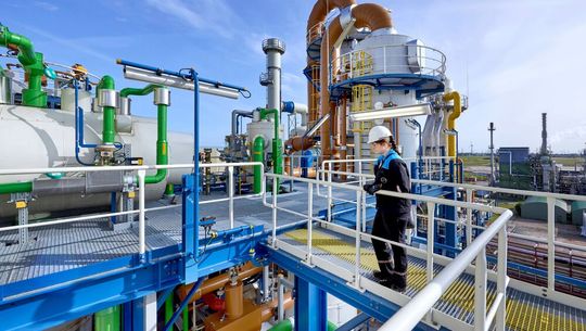 So könnte die neue Covetro-Großanlage zur Herstellung von MDI für Polyurethan-Hartschaum aussehen, deren Bau jetzt doch wieder in Angriff genommen wird. Hier sagt Covestro warum.(Bild:  Covestro)