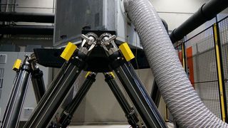 Der neue 3D-Bewegungssimulator inkl. angeschlossener Klimakammer steht ab sofort am kunststoffcampus bayern in Weißenburg für industrienahe Forschungs- und Entwicklungsprojekte zur Verfügung. (Landratsamt Weißenburg-Gunzenhausen)