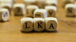 Das aktuelle Corona-Protestgeschehen verdeutliche, wie Demokratiefeinde die Pandemie nutzten, um Bürgerinnen und Bürger für ihre rechtsextremistische Agenda zu vereinnahmen, so Sachsens Innenminister Roland Wöller (© pusteflower9024 – stock.adobe.com)