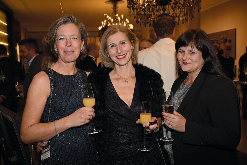 Anja Marohn (l.) und Kati Rabe (Infinigate), Daniela Schilling (m., Vogel IT-Akademie) (Bild: Hannes Magerstädt)