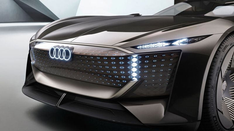 Serienmodelle werden wohl den digitalen Grill übernehmen, der nicht mehr der Luftzufuhr dient, sondern hinter dessen Oberfläche diverse Sensoren, Kameras, Laser, Radar und Ultraschall stecken. (Bild: Autoren-Union Mobilität/Audi)