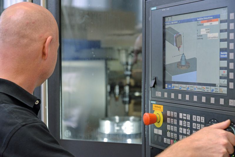 Bild 4: Das Einrichten gehört für den Maschinenanwender zu den schwierigsten Aufgaben. Dementsprechend wichtig ist Collision Avoidance in dieser Phase. Es sorgt auf Basis der hinterlegten Maschinenraumdaten zuverlässig für einen rechtzeitigen Stopp. (Bild: Siemens)