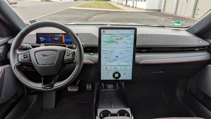 Auffälligstes Bauteil im Cockpit ist der enorm große Hochformat-Touchscreen.  (Bild: Rosenow – VCG)