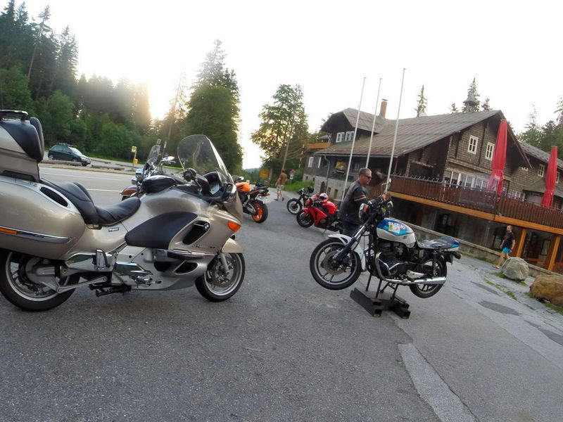 Auf den verwaisten Bikertreff deutet ein aufgebockter Oldtimer. Fast ein Spielzeug im Vergleich zu Markus Muxfeldt BMW 1200LT. (IT-BUSINESS)