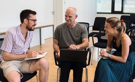 Prof. Dr. Frank Kirchhoff im Gespräch mit den zwei PhD Studenten Alexandre Laliberte aus Kanada und Caterina Prelli Bozzo aus Italien.(Bild:  Dré van der Merwe/Universität Ulm)