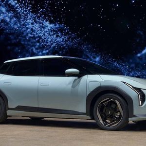 Die Limousinenvariante ist für europäische Augen ungewöhnlich gestaltet.(Bild:  Kia)