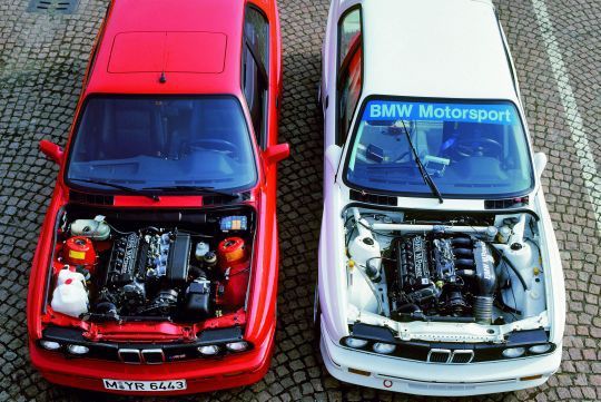 Vierzylinder Hightech: der M3 1987 in der Straßen- sowie in der Rennversion. (Foto: BMW)