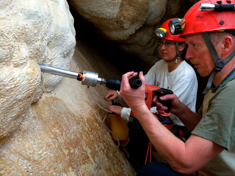 Innsbrucker Forscherinnen und Forscher entnehmen Kalzitproben mit Bohrkernen aus der Felskluft. (Bild: Christoph Spötl, Universität Innsbruck)
