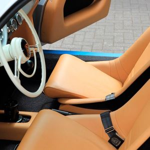 Customers can customize the interior in consultation with the company. Available features include custom-made seats, leather upholstery, a bespoke luggage system, and modern electronics. (Image:Ed Curtis/Boxengasse)