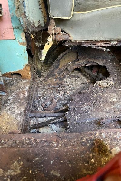 Besonders dem linken Rahmenträger vorne. Von der irgendwann aufgeschütteten Straße drückte es Erdreich an und unter den Bus. (Bild: Ascari)