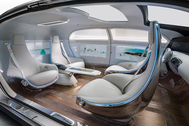 Das variable Sitz-System mit vier drehbaren Lounge-Sesseln erlaubt eine Vis-à-Vis-Konstellation der Sitze. Für den bequemen Aus- oder Einstieg drehen sich die Sitze elektrisch angetrieben um jeweils 30 Grad nach außen, sobald die Türen geöffnet werden. (Foto: Daimler)