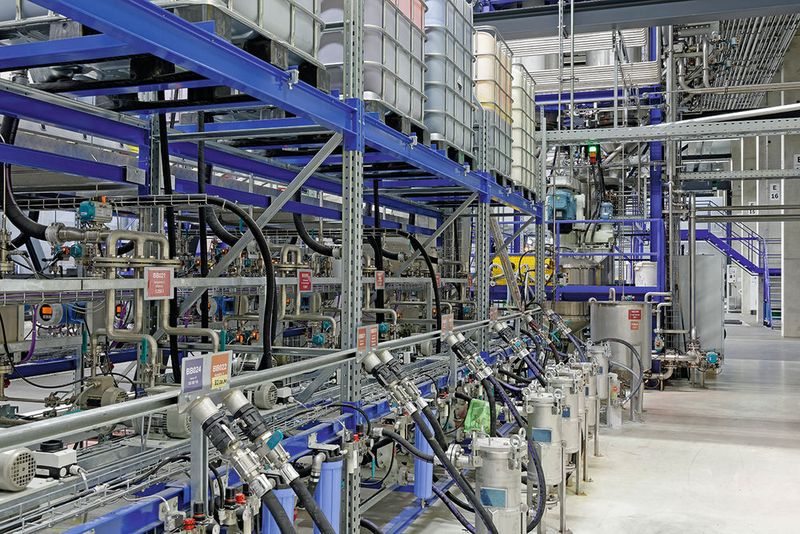 In der Bindemittel-Aufbereitungsanlage werden die produktspezifischen Bindemittel just-in-time in der jeweils benötigten Menge zur Verfügung gestellt. (Siemens)