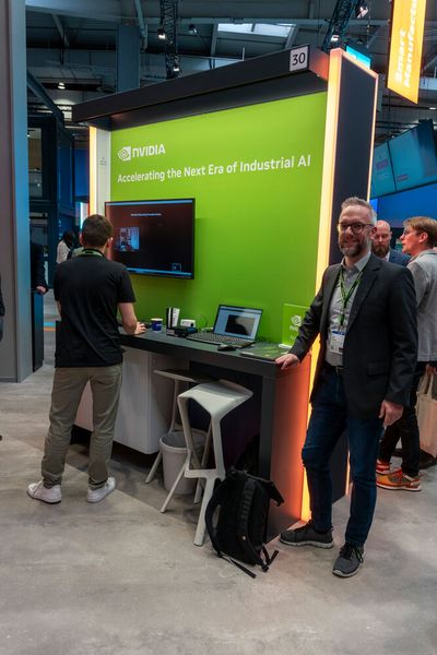 Am Stand von Nvidia konnte man unter anderem erfahren, wie Accenture und Schaeffler gemeinsam an der Weiterentwicklung der industriellen Automatisierung durch physische KI und Robotik arbeiten und hierzu den Omniverse Blueprint zur Simulation von Robotern einsetzen. Die Partner zeigten, wie sich die Arbeit in Fabriken und Lagern mithilfe von Nvidia- und Microsoft-Technologien optimieren lässt. Die Anwendungen umfassten dabei unter anderem die Mensch-Roboter-Kollaboration aber auch die vollständige Automatisierung. (Bild: Vogel Communications Group)