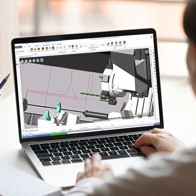Während klassische Maschinenmodelle häufig nur die Geometrie abbilden, berücksichtigt der digitale Zwilling in NCSIMUL zusätzlich Maschinenkinematik, Steuerungslogik, Achsdynamiken und reale NC-Befehle. Dadurch wird das tatsächliche Maschinenverhalten simuliert. (Bild: Hexagon)