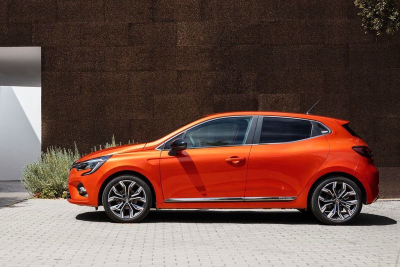 Bislang ist der Clio mit jeder neuen Generation gewachsen. Die Neuauflage macht hingegen eine Ausnahme, denn gegenüber dem Vorgänger ist sie um 1,2 Zentimeter auf 4,05 Meter geschrumpft.
 (Renault)