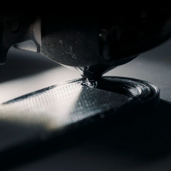 Mit der Endlosfaser-Technologie entsteht erstmals eine industrielle Lösung, die großformatige, mechanisch belastbare Bauteile mit kontinuierlicher Carbon-Faserverstärkung wirtschaftlich produziert. (Bild: BigRep)