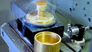 Zusätzlich zu Aktoren und Sonotroden in den Hauptspindeln sollen neue Schleif-Konzepte entwickelt werden, bei denen Ultraschallschwingungen über Werkstückspannsysteme auf die Werkstücke übertragen werden. Bild: Verfasser (Archiv: Vogel Business Media)