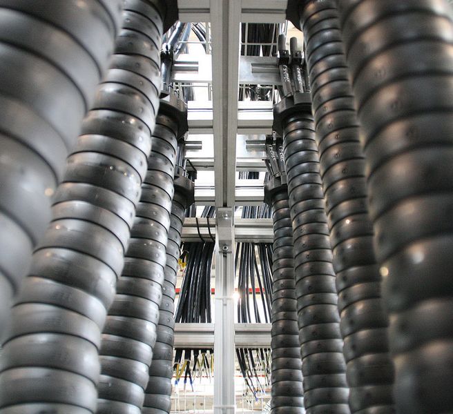 Torsionsmaschine: Über 8,3 Mio. Doppelhübe hat die tordierbare Lichtwellenleitung „CF Robot-LWL“ bereits in der 3D-Energiekette „Triflex R“ im Test realisiert, ohne dass sich die übertragungstechnischen Eigenschaften verändert haben (Archiv: Vogel Business Media)