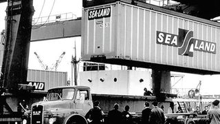 Bremen, Überseehafen, Mai 1966: Erstmals wird ein Container in Deutschland entladen – die Geburtsstunde des Containerumschlags in den Bremischen Häfen. (BLG-Group)