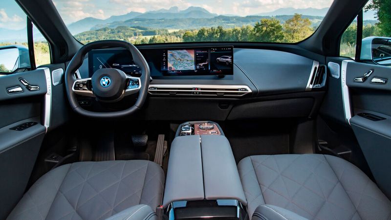 Die neueste Generation des iDrive mit seiner irren Rechenleistung ist wahrscheinlich voll Mondfahrt tauglich. (Bild: BMW)