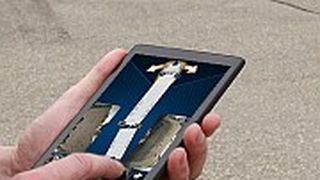 Einparken leicht gemacht: ein Tablet als Fernsteuerung. (Foto: ZF)