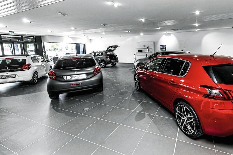 Auf mehr als 260 Quadratmetern präsentiert Glinicke die Peugeot-Palette. (Autohaus Glinicke/Kaesler)
