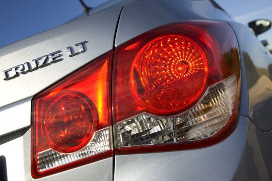 Die bündig montierten Rückleuchteneinheiten greifen mit zwei kreisrunden Formen das traditionelle Chevy-Zwillingslicht-Motiv auf. (Archiv: Vogel Business Media)