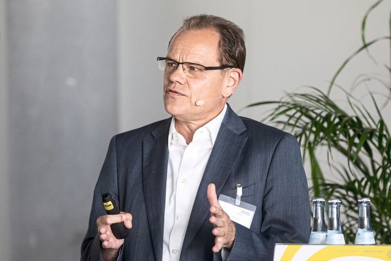 Prof. Claus Oetter, stellv. Geschäftsführer Verband Deutscher Maschinen- und Anlagenbau e.V. Software & Digitalisierung auf der AMB Fachpressekonferenz in Stuttgart. (Landesmesse Stuttgart, www.messe-stuttgart.de)