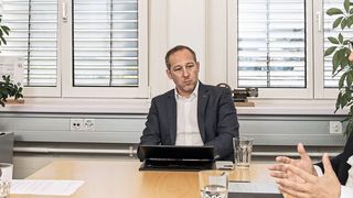 Matthias Böhm (Chefredaktor SMM) im Gespräch mit Samuel Basler (Geschäftsführer) und Jan ten Pas (Geschäftsführer) bei der Walter Meier (Fertigungslösungen) AG. Jan ten Pas: «Wir bemerken ein Umdenken. Aber vom ‹Umdenken› bis zum Handeln ist noch ein weiter Weg.» (Bild: Thomas Entzeroth)