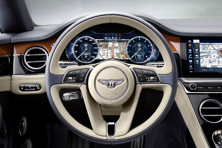 Im Cockpit gibt es die Wahl zwischen analogen Uhren und einem Digital-Instrumen. (Bentley)