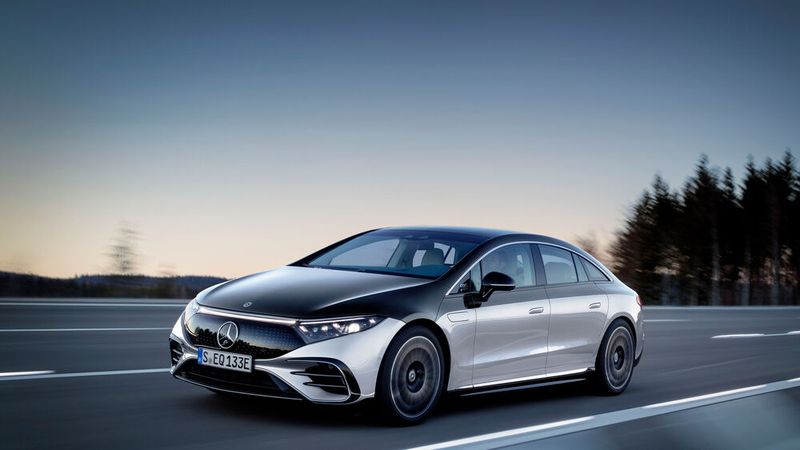 Wie stark die neuen technischen Freiheiten auf das Aussehen eines Autos durchschlagen können, zeigt aktuell am deutlichsten der Mercedes EQS, der als erstes Auto der Marke auf einer speziellen Stromer-Plattform steht. (Bild: Mercedes-Benz)