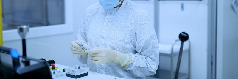 Für die ISO-7-Reinraumfertigung gelten höchste Hygiene-Vorschriften, um die Kontaminierung durch Partikel auszuschließen.(Bild:  Rodinger Kunststoff-Technik GmbH)