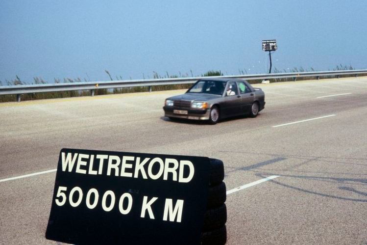 Langstreckensportler: Der Mercedes-Benz 190 E 2.3-16 (W 201) feiert 1983 in Nardò ein Fest der Rekorde. Die kompakte Hochleistungslimousine stellt Weltrekorde über 25.000 Kilometer, 25.000 Meilen und 50.000 Kilometer auf. Es ist zugleich der Auftakt für eine große Rennsportkarriere in der DTM. (Daimler)