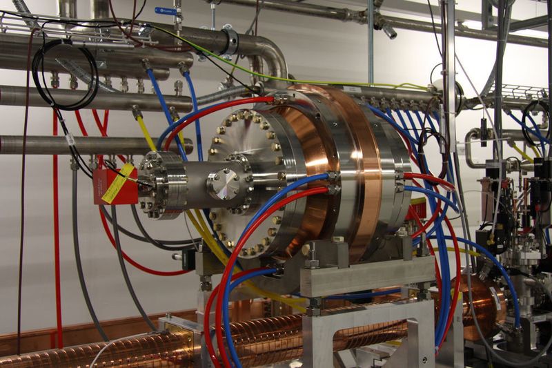 Der SwissFEL befindet sich in einem 740 Meter langen Tunnel und besteht aus Injektor, Linearbeschleuniger, Undulatoren und Messplätze. Für dieses Strecke braucht er 10 Femtosekunden oder 0,000 000 000 000 001 sec. (Sergio Caré / VBM)