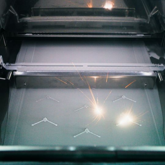 With Tempus technology, the lasers can fire at the same time as the recoater is moving. With Tempus technology, the lasers can fire at the same time as the recoater is moving.