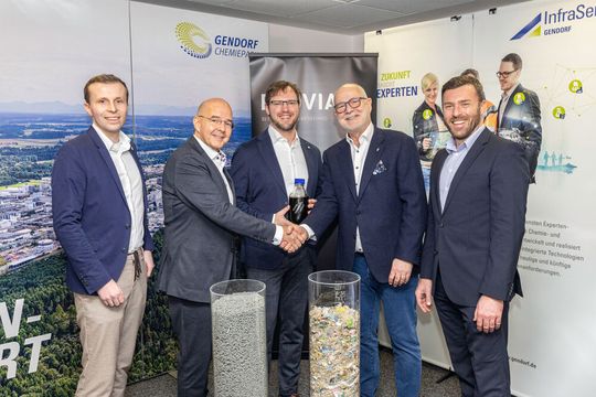 Freuen sich über die gemeinsame Zusammenarbeit (v.r.n.l.): Dominik Gschwendtner (Geschäftsleiter Infraserv Gendorf), Martin Nitz (CEO Pruvia), Andreas Kurz (COO Pruvia), Christoph von Reden (Geschäftsleiter Infraserv Gendorf) und Jan Schäfer (Finance & Legal Pruvia).(Bild:  Heiner Heine)