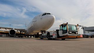 Um die Flugzeuge am Frankfurter Flughafen von A nach B zu bewegen, wird beispielsweise das Schlepper-Modell Phönix E eingesetzt. (Bild: sp-x/Benjamin Bessinger)
