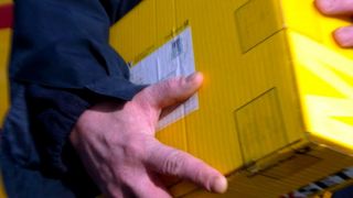 Dem Einzelhandel stehen wieder die versandreichsten Zeiten des Jahres bevor! Immerhin dürfte die Zahl der Onlinebestellungen sinken, wie Experten meinen. Doch Sendcloud rät, sich dennoch auf die Hochphase gut vorzubereiten, damit alles möglichst glatt läuft. (Bild: T. Bannser)