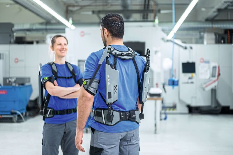 Das Exoskelett Ottobock Shoulder unterstützt Menschen bei anstrengenden Überschulter-Tätigkeiten. (Bild: Ottobock)