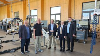 Praxisnaher Dialog in der Werkstatt: MdB Thomas Bareiß (l.) und Verbandspräsident Michael Ziegler (r.) erörtern Lösungsansätze für die Herausforderungen des Kfz-Gewerbes im Spannungsfeld zwischen Klimaschutz und Wirtschaftlichkeit. (Bild: Kfz-Gewerbe Baden-Württemberg)